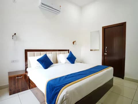 double bed deluxe room with clean linen